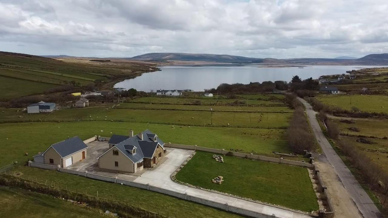 Beautiful Home On Lake Carrowmore ベルマレット エクステリア 写真