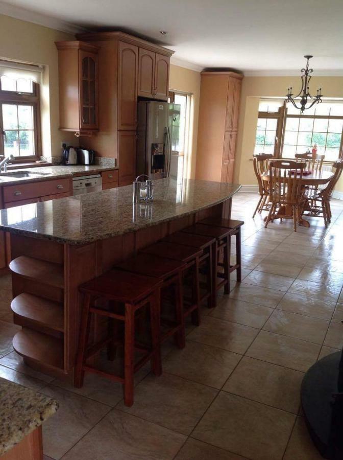 Beautiful Home On Lake Carrowmore ベルマレット エクステリア 写真