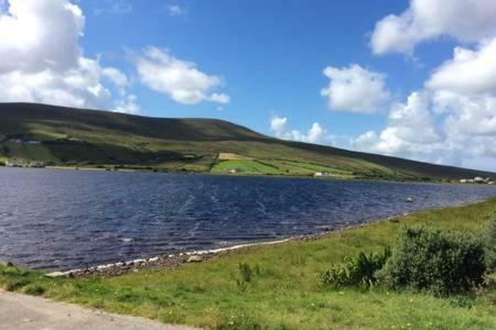 Beautiful Home On Lake Carrowmore ベルマレット エクステリア 写真
