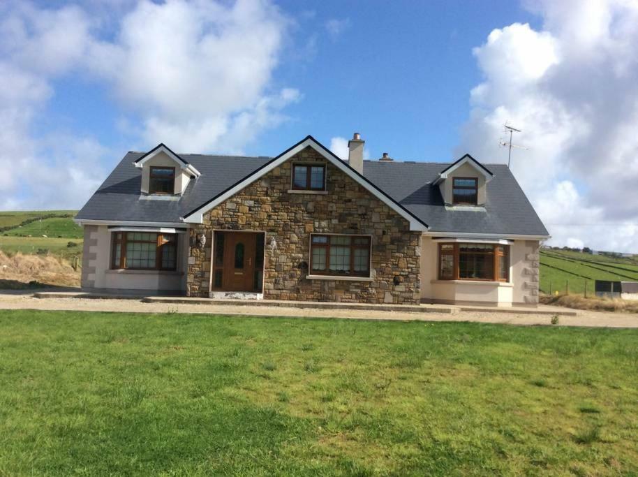 Beautiful Home On Lake Carrowmore ベルマレット エクステリア 写真